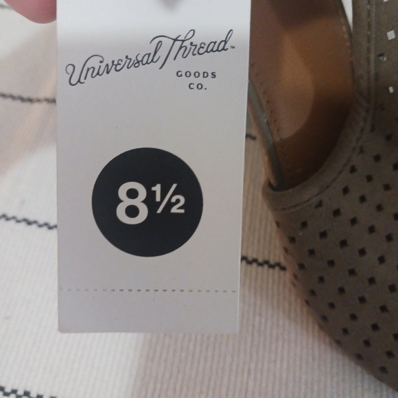 Universal Thread Women's Hannah Laser Cut Heeled Pump Sandals 8.5 NWT - Picture 4 of 7